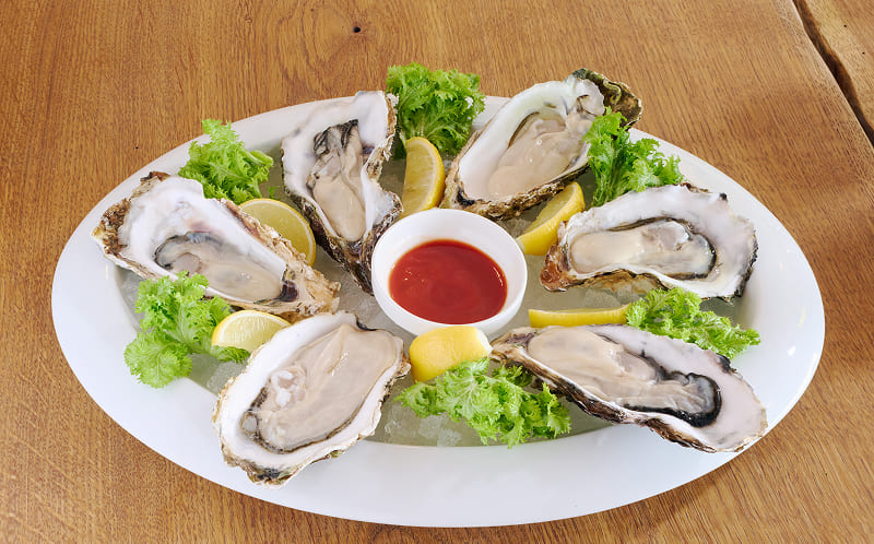 「生牡蠣」1個600円～（産地により異なる）。季節に合わせて最適な産地をセレクト