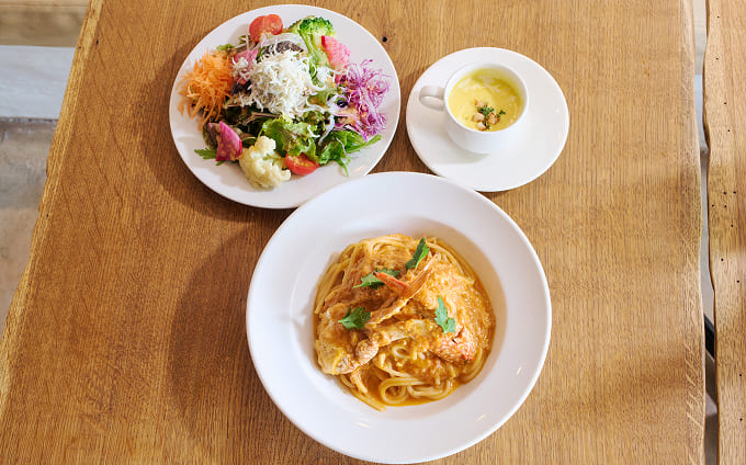 蟹の旨みがギュッと詰まった濃厚なパスタ「COCOMO自慢の渡り蟹のトマトクリームソース」のランチセット3,190円（地物釜揚げシラスのサラダ・本日のスープ付）