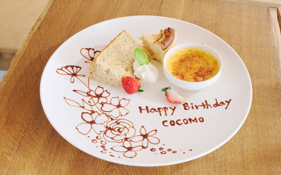 シフォンケーキ、クリームブリュレ、バスクチーズケーキを盛った記念日プレート