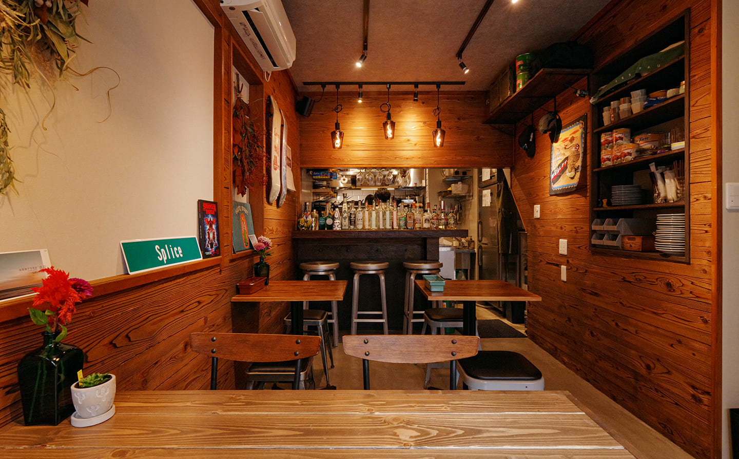 店内はウッディでエスニックな雰囲気