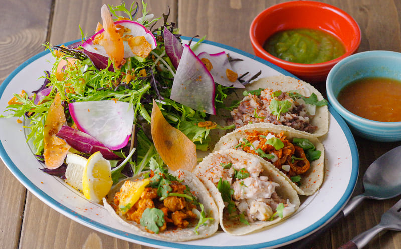 ランチプレートはタコスにサラダとスープ付き