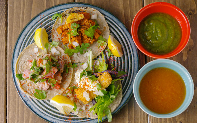 サルサヴェルデとサルサロハは、メキシコ料理の定番のソース