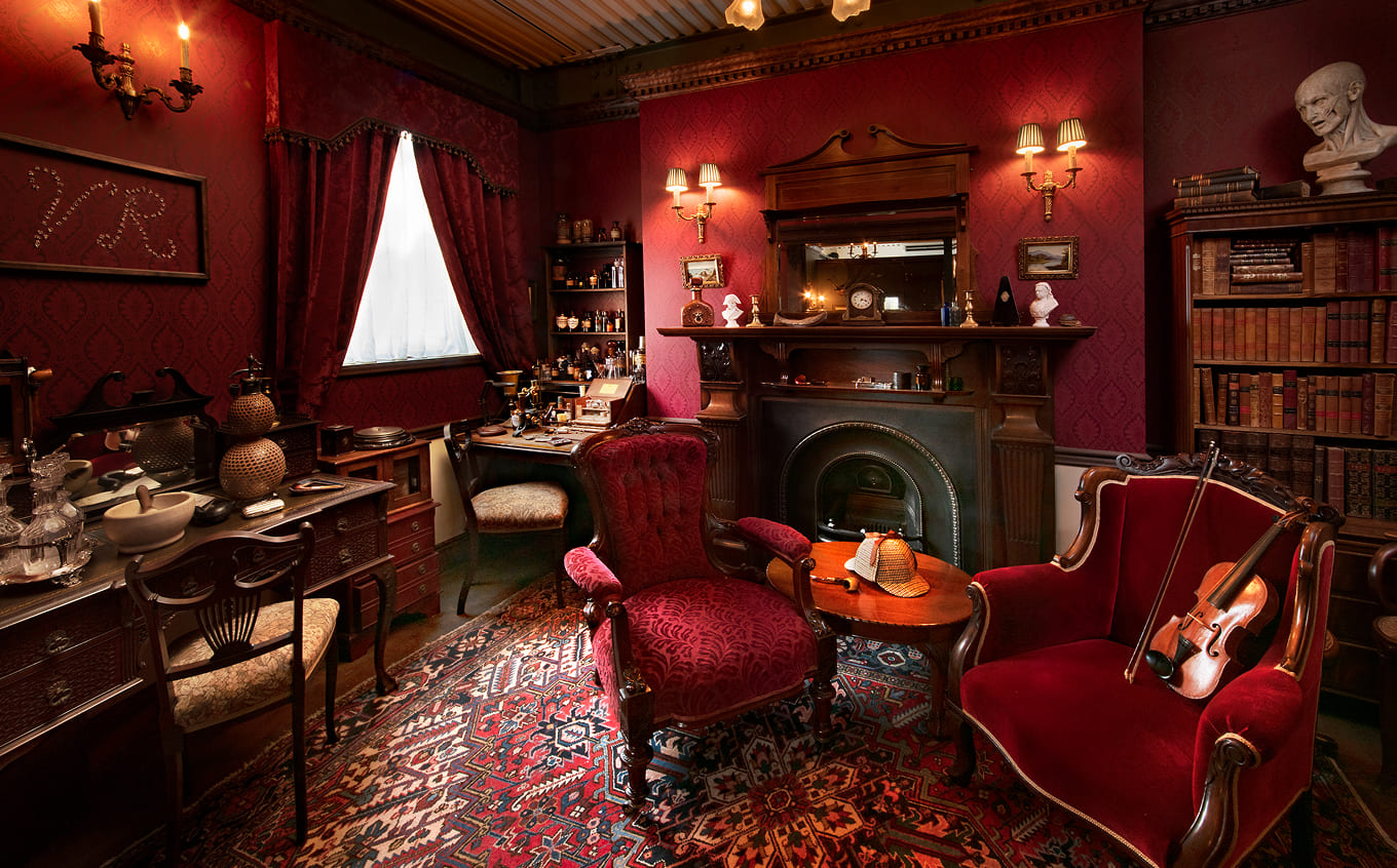 ヴィクトリア時代のアンティークで「シャーロック・ホームズ」の部屋を再現