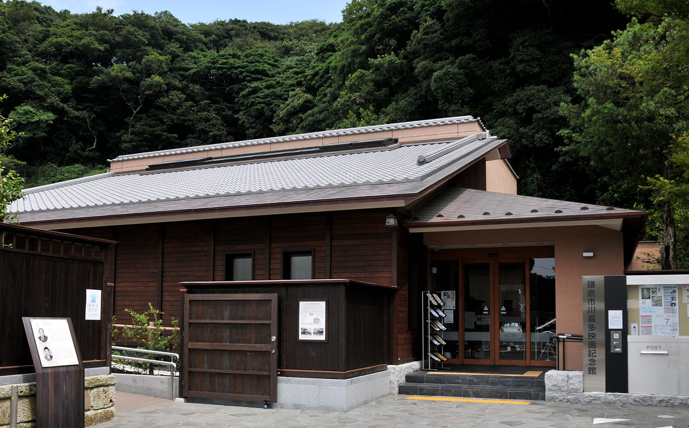 建物は数寄屋造りの趣を感じさせる平屋建てで、展示室からは緑豊かな庭園も望める