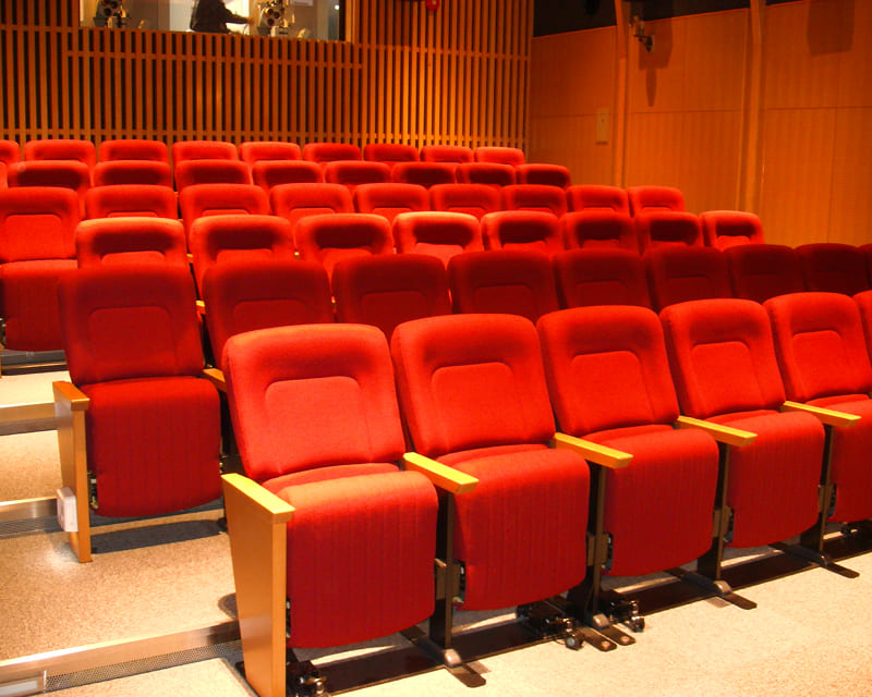 ゆったりとした座席で映画上映が楽しめる