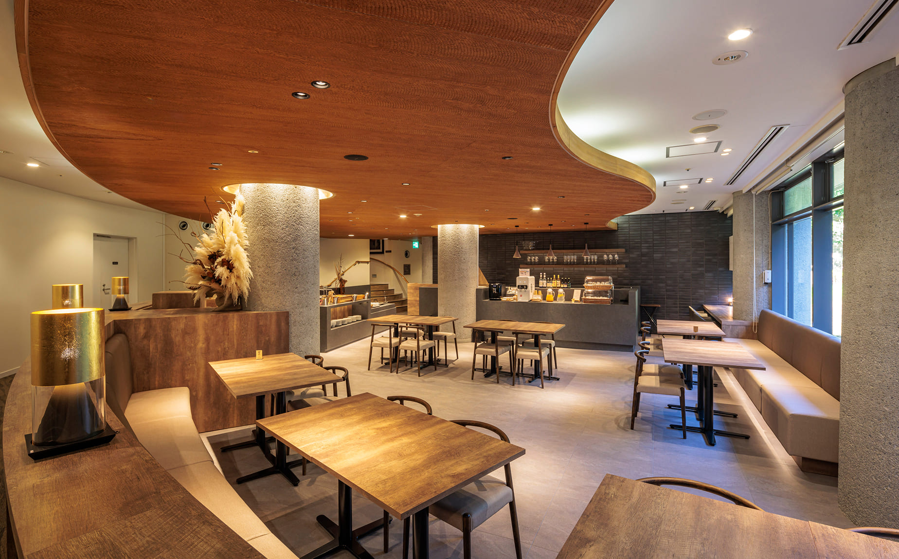 開放感あふれるラウンジで過ごす時間も楽しみ