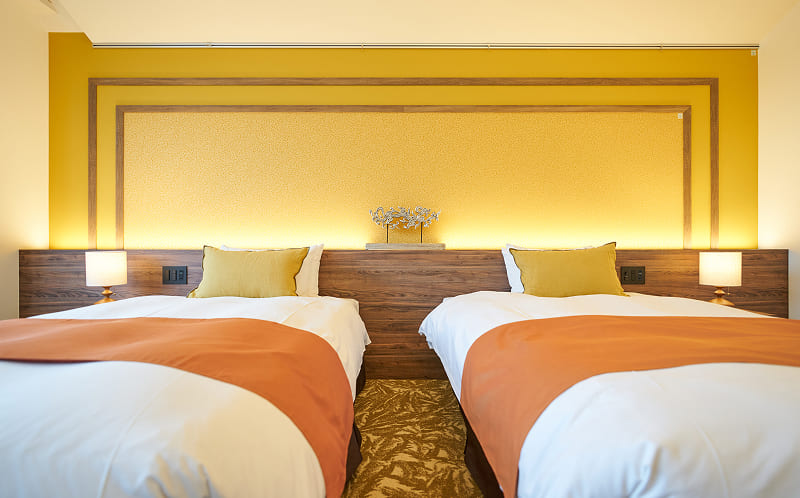 明るい色調のシンプルで落ち着いた客室