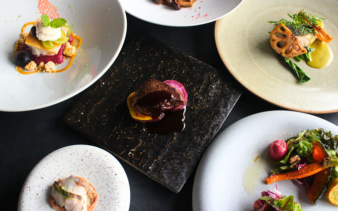 レストランでは躍動感あふれる鉄板焼が味わえる