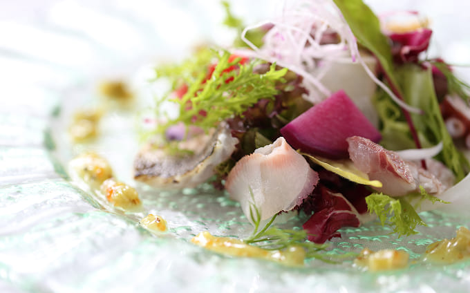 味自慢のレストランで旬の美味を堪能できる