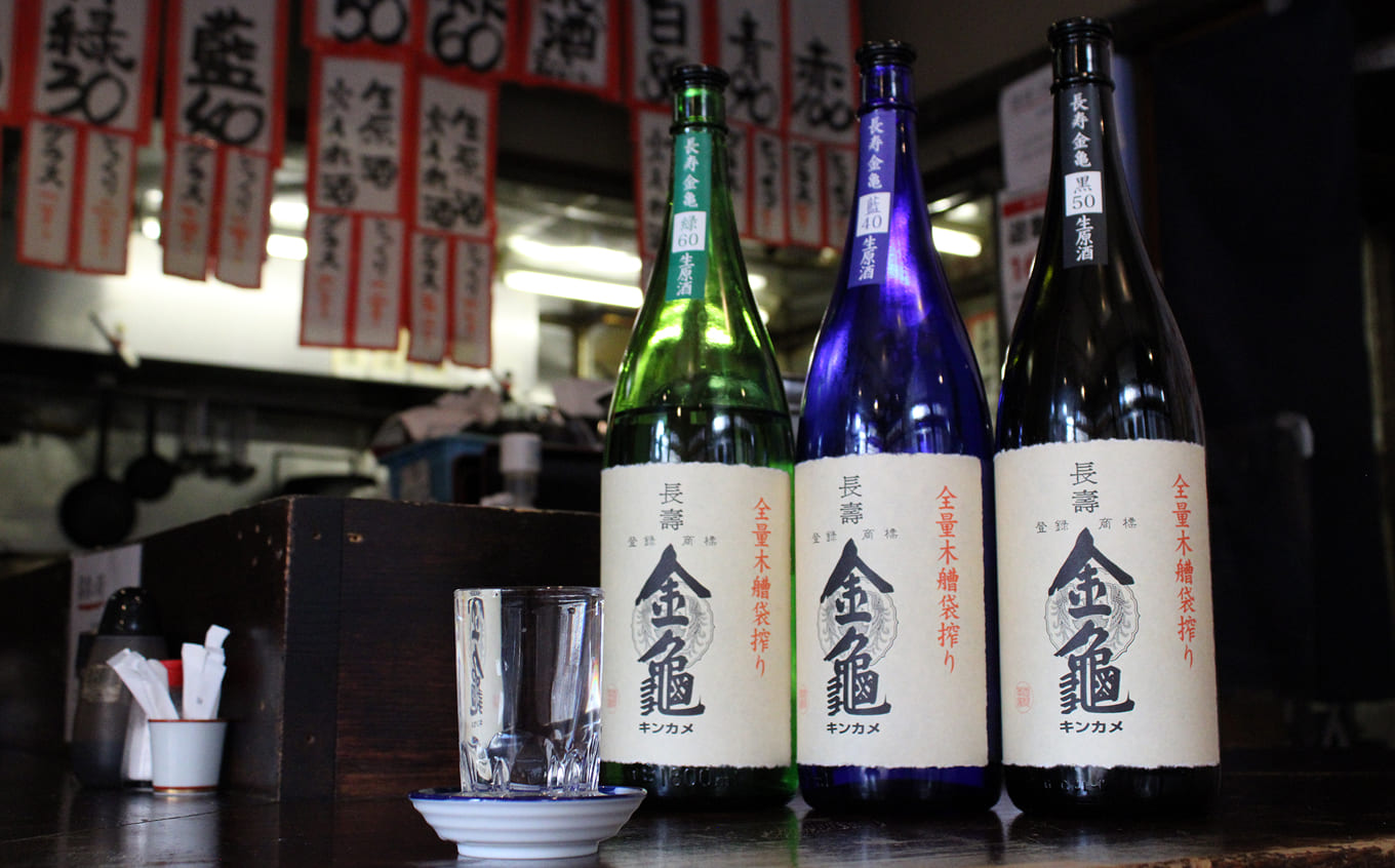江戸時代から酒造りを続ける岡村本家の主力銘柄「金亀」。精米歩合違いで味わえる、蔵元直営店ならではの楽しみ方