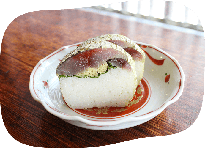 肉厚な鯖が目を引く「鯖寿司」。これを目当てに通う常連も少なくない