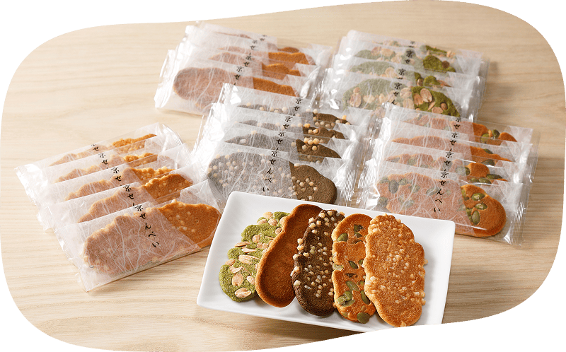 一番人気の「抹茶ピーナッツせんべい」をはじめ、京らしい味がそろう