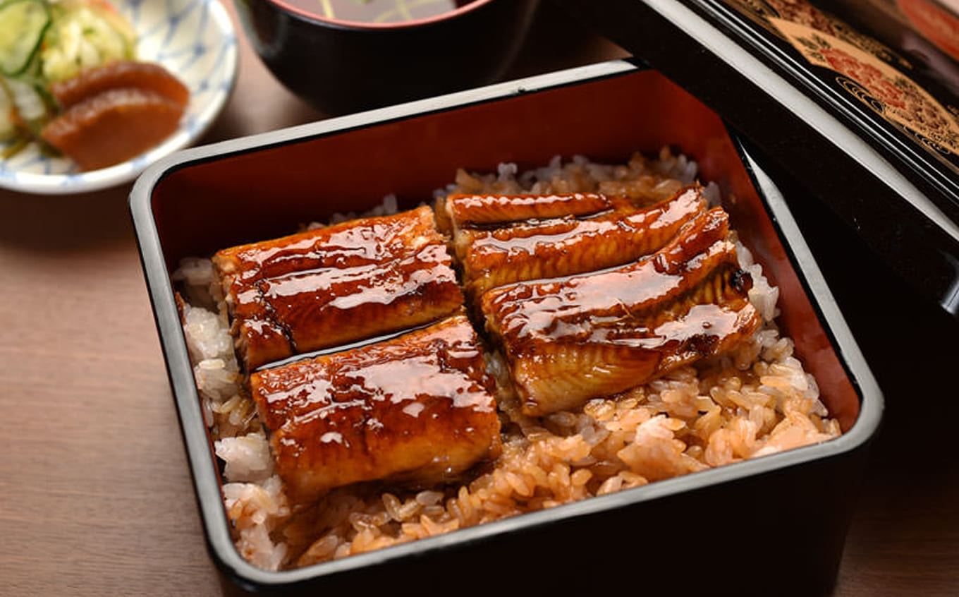 定番の「うな重」。並（3,000円）、上（4,200円）、特上（5,300円）に加え、鰻一尾を丸ごと味わえる「極上一匹」（5,600円）も