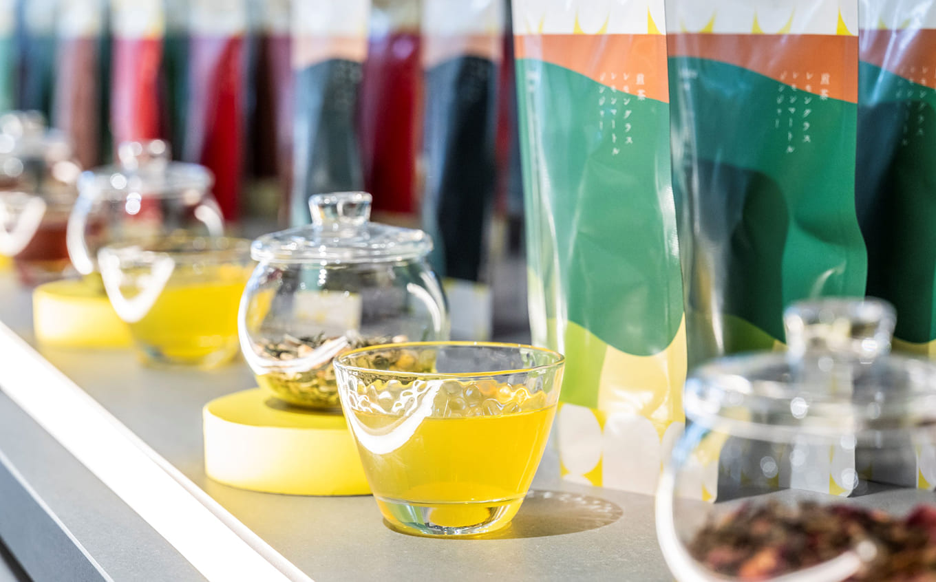 日本で育まれてきた揉み茶がギャラリーのように美しく並ぶ。多彩なお茶の個性に出合えるのも「ぶぶる」ならではの魅力