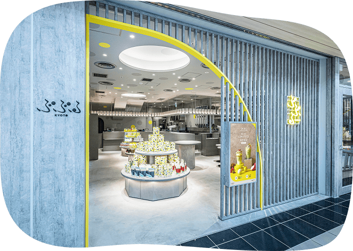 ラテ（734円〜）や、あられ（各種540円）などのプチギフトも充実