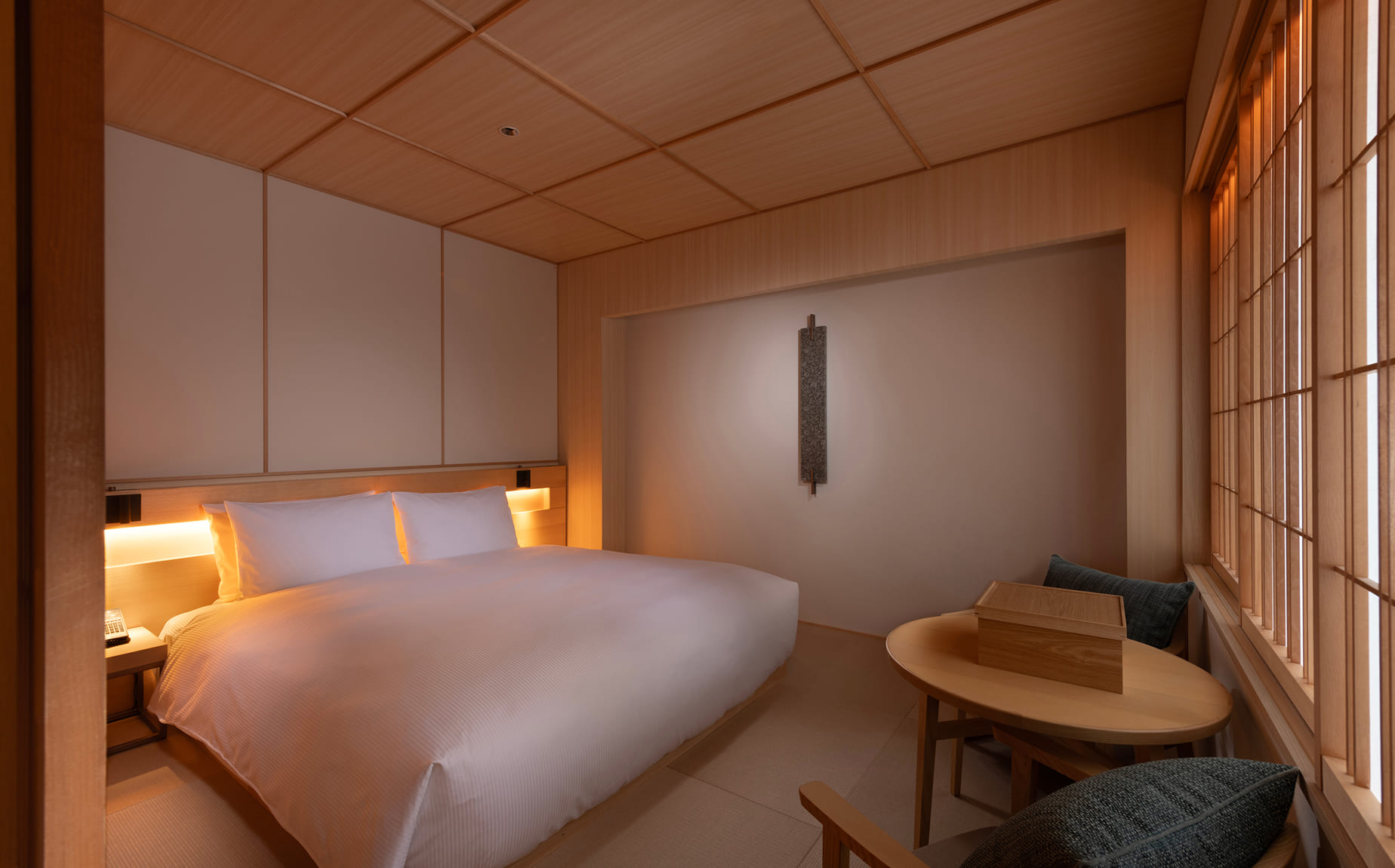 和の要素を取り入れた設えと、快適に過ごせる機能性を兼ね備えた客室。写真は「キングデラックスジャパニーズルーム」