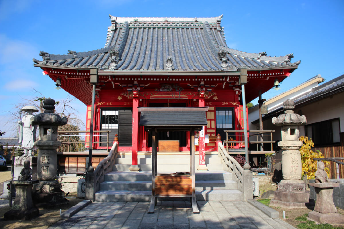 堂々たる風格を漂わせる本堂