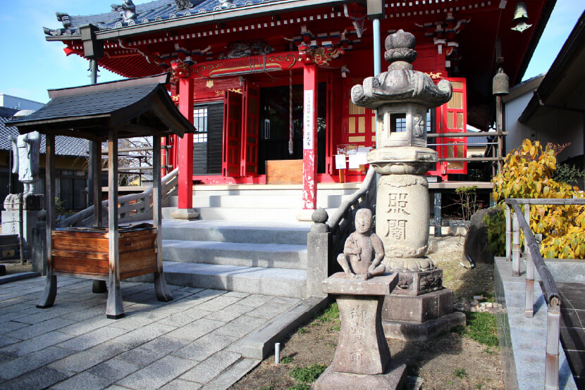 愛らしい姿・表情の狛犬ならぬ狛猿