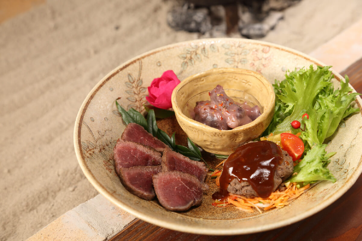 鮮度のよいジビエをつかったランチメニューは月替わりで数種類を