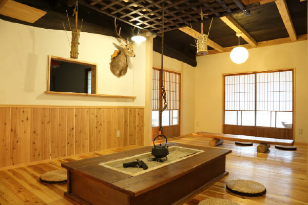 明るく温かみのある店内