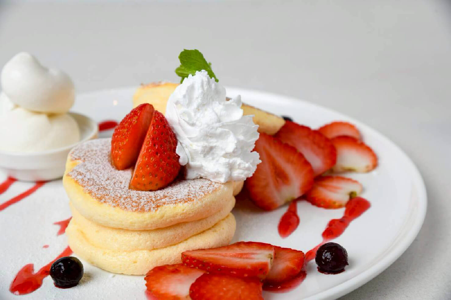 “ふわっ”“シュワッ”な食感の「生いちごパンケーキ」（1,280円）