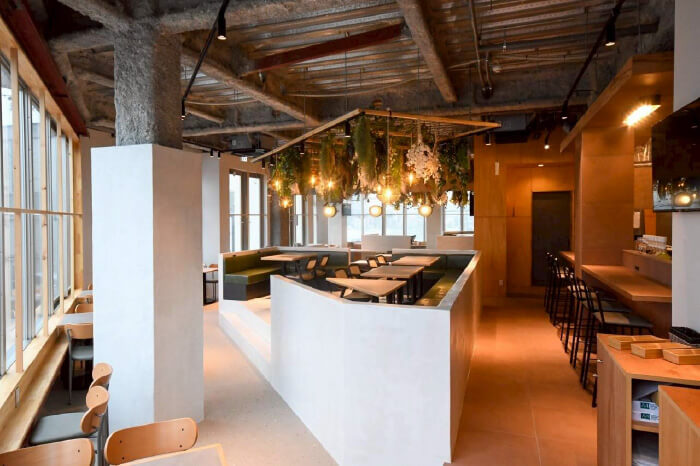 白を基調とした爽やかで清潔感ある店内