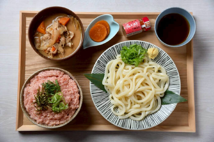 讃岐うどんなどの麺と、ミニ丼が選べるセットもランチメニューも