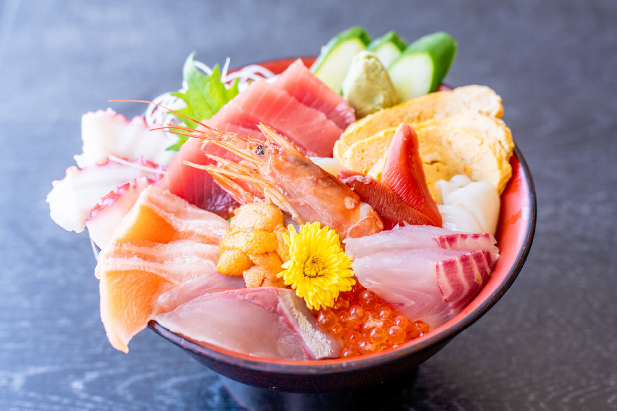 旬の海の幸があふれんばかりの海鮮丼