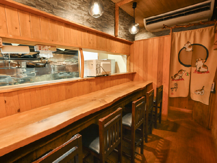 ひとりでも訪れやすいシンプルで落ち着いた店内