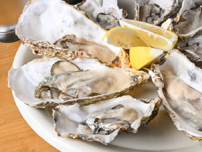 牡蠣は時季に応じてよりよい産地から厳選