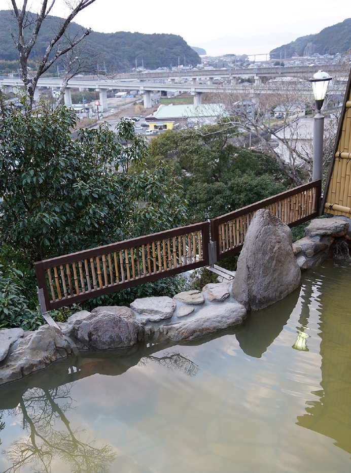 目の前には九州新幹線の高架線路。時刻表をチェックして新幹線ビューを楽しもう