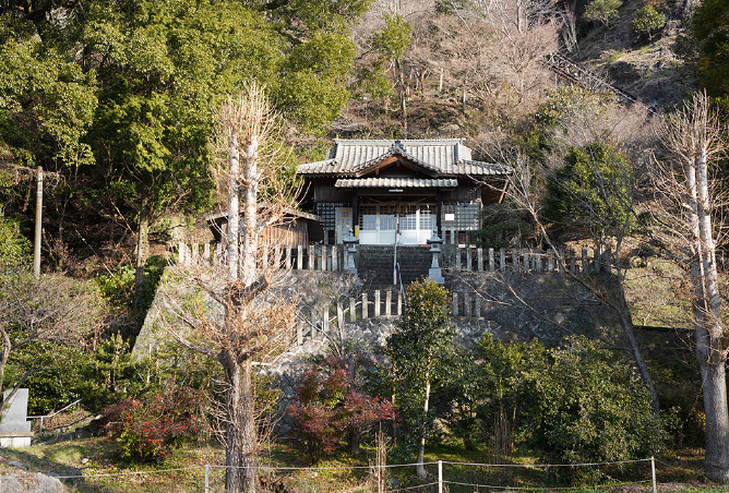 重盤岩の頂上まで続くハイキングロードの入口は阿蘇神社の境内の脇