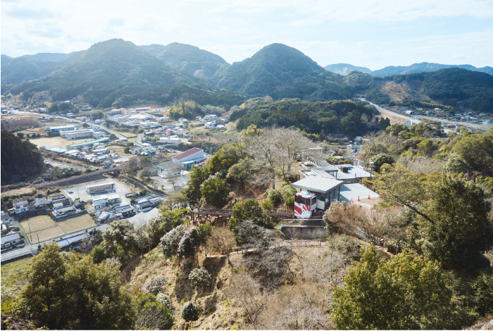 舞鶴城公園は「つなぎ美術館」から直接モノレールで行き来できるので、ハイキングはちょっと……という方はぜひモノレールで