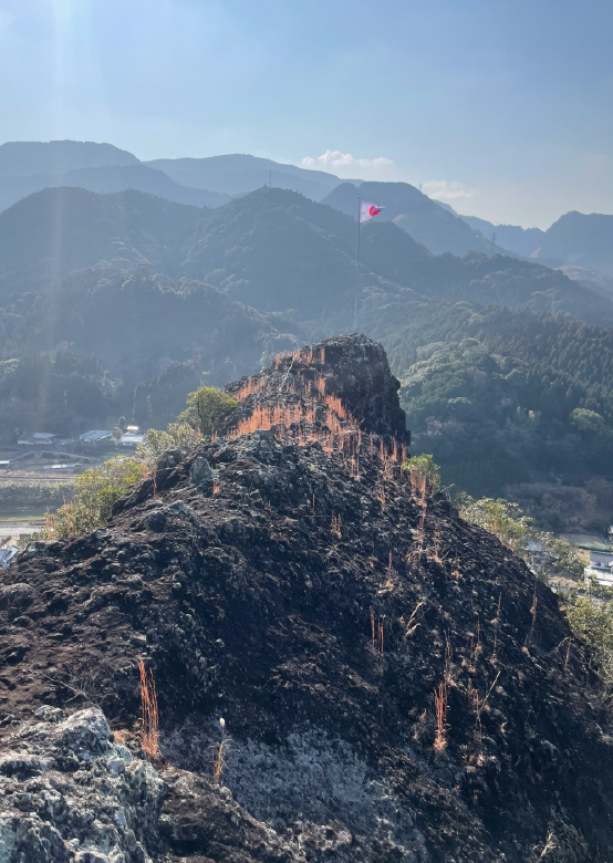 津奈木町のシンボル、重盤岩の頂上