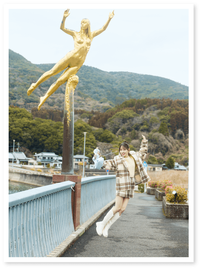 あけぼの橋の上にある「爽風」と。作品との記念撮影も楽しい