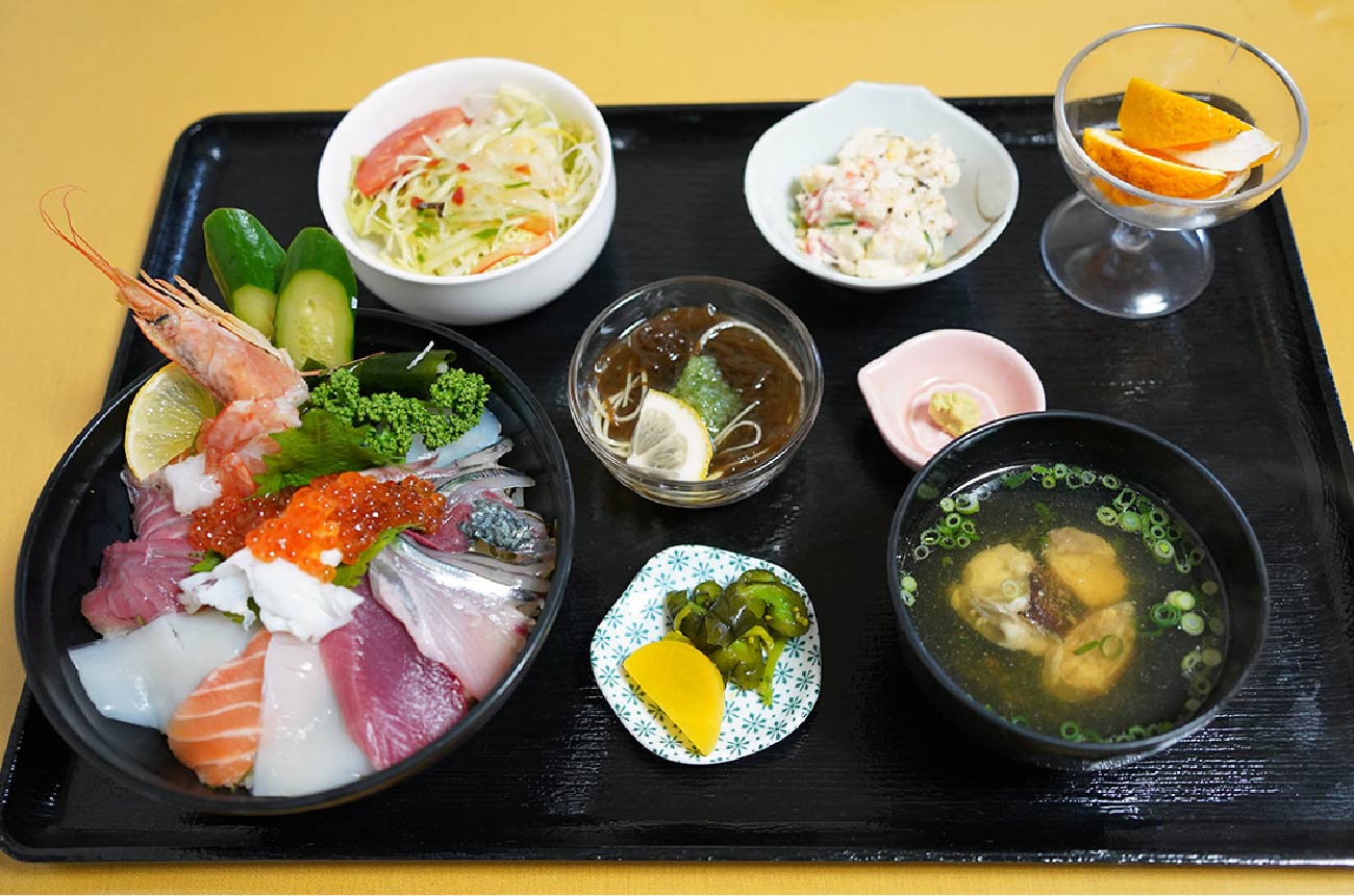 一番人気の地魚海鮮丼セット1,800円。タイやヤイトガツオ、タカエビなど、約10種の魚介入り。単品は1,600円で汁物、漬物付き