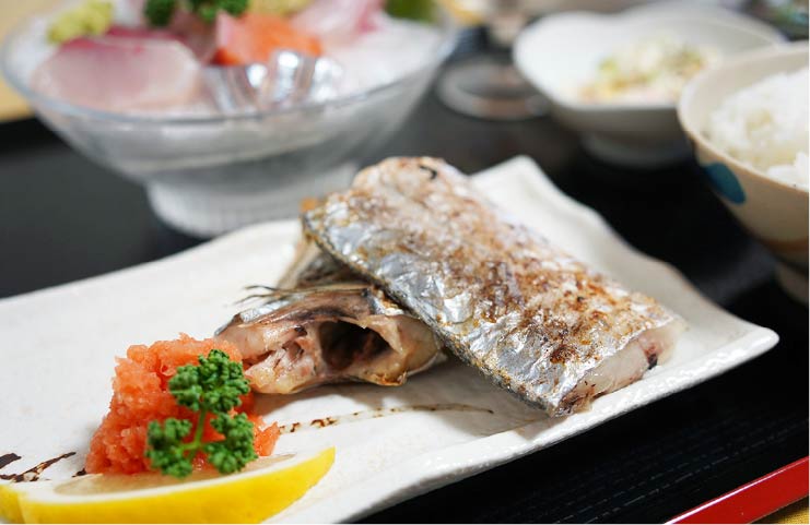ふっくらとして香ばしい太刀魚塩焼き定食2,500円。小鉢や刺身付きで食べ応え満点