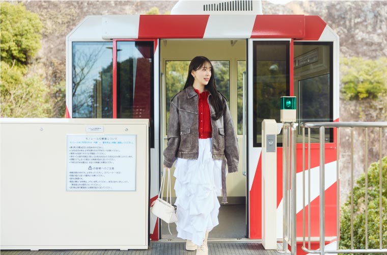 2階デッキのモノレール乗り場から展望台へ