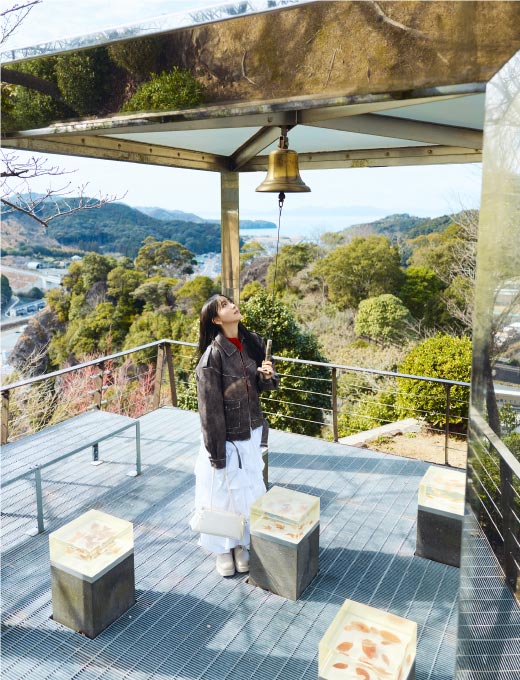 舞鶴城公園展望所にある「幸せの鐘」。麓まで響く鐘の音に堀さんもびっくり！