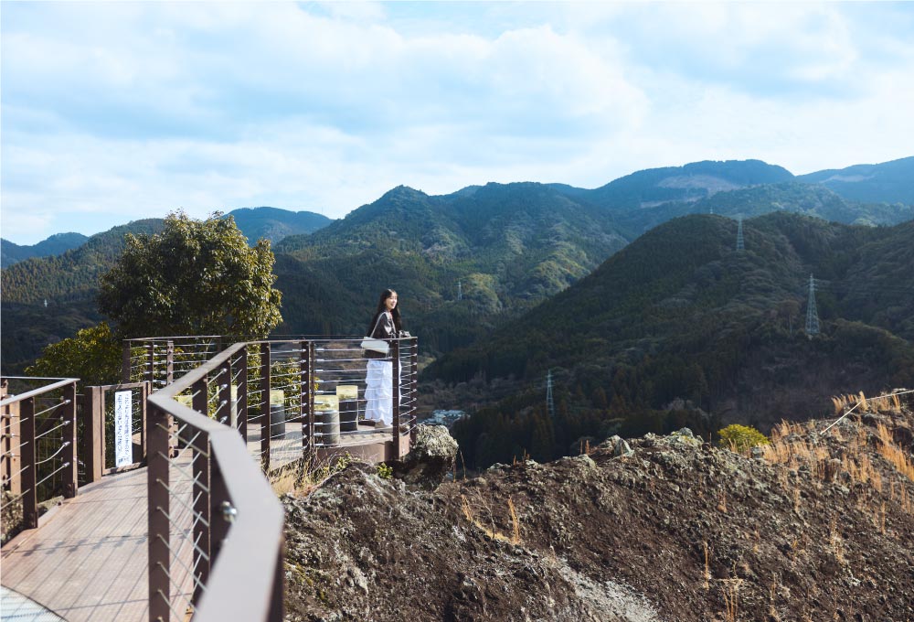 津奈木町の中央にそびえる重盤岩。春は桜に、秋は紅葉に囲まれる絶景スポット