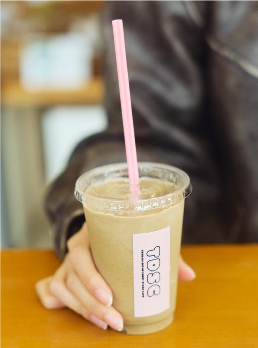 イギリスのお茶コンテストで世界一に輝いた「お茶のカジハラ」の茶葉を使った和紅茶シェイク650円（期間限定）