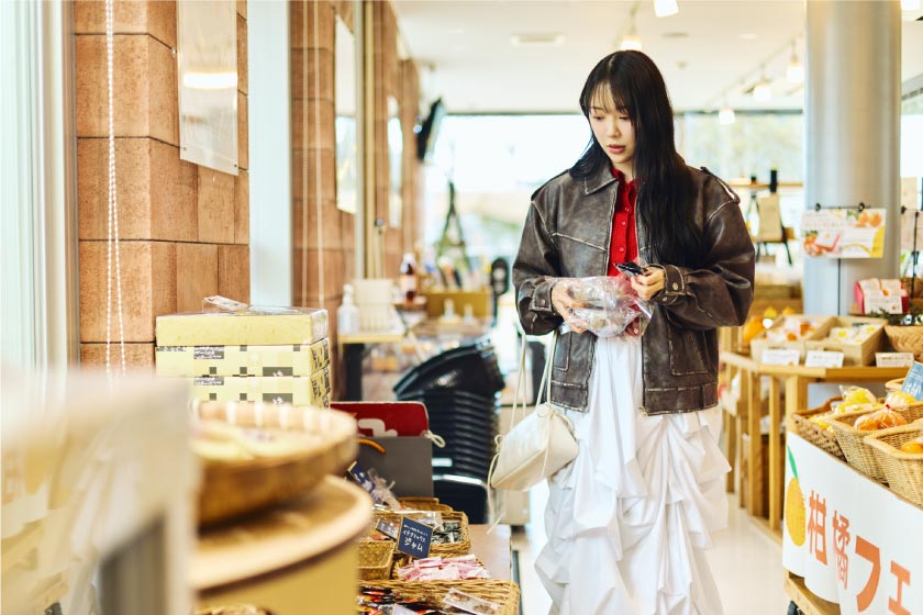 「旅先ではたくさんお土産を買います」と言う堀さん。玉ねぎドレッシングやカレー、茶ぶしなどを手早くチョイス