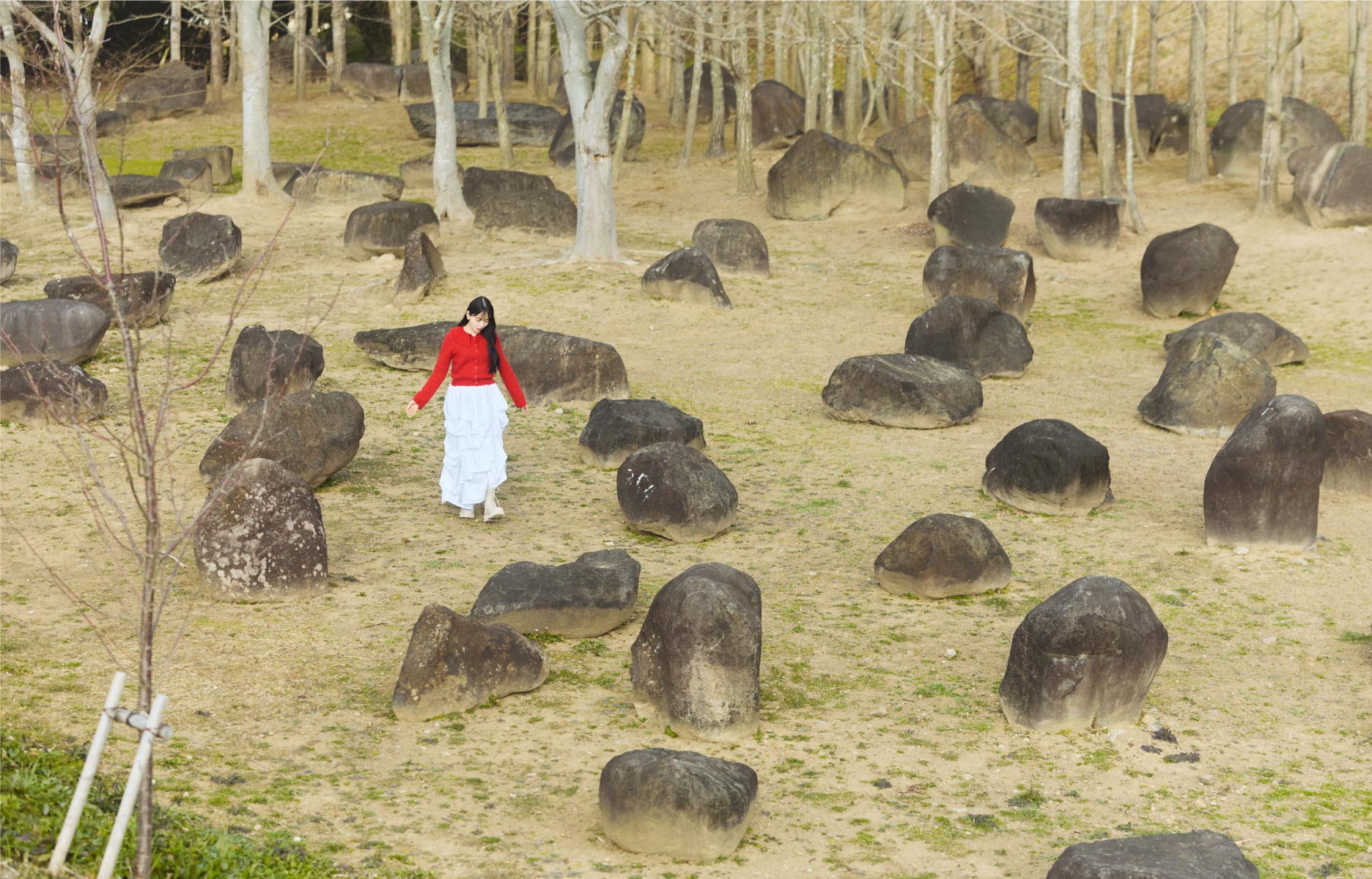 水俣病の悲劇を描いた石牟礼道子の文学作品に着想を得た「石霊の森」。夏は緑に、秋は銀杏に包まれる