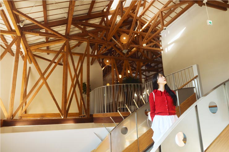 ユニークな梁が目を引く、アートのような天井のデザイン