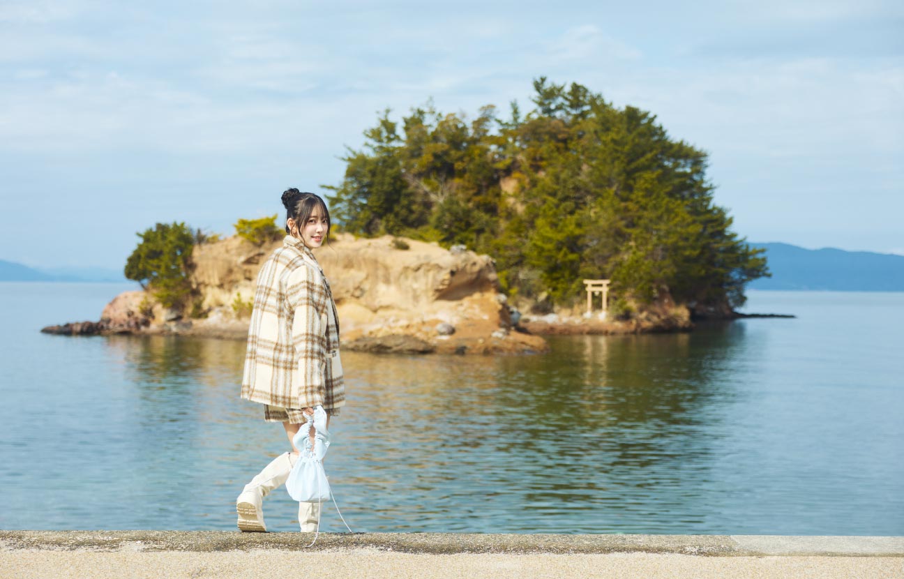 校舎の目の前は海。海をのぞき込み「水が透明できれい～」と堀さん