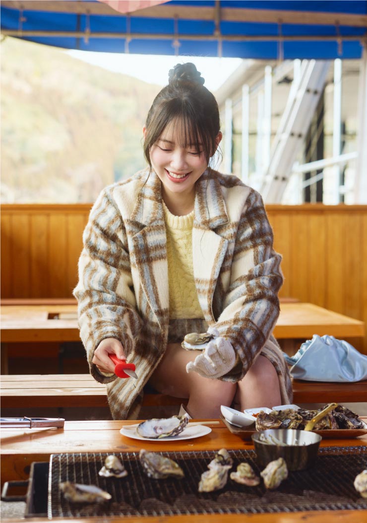 牡蠣の殻をむいたりトッピングを選んだり「楽しい！」と言いながら牡蠣を頬張る堀さん