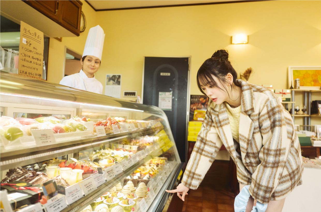 ずらりと並ぶ美しいケーキの数々。パティシェール・長友美波さんに、季節のおすすめを聞いてみよう