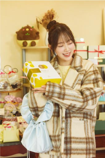 堀さんはお土産に甘奈津パイのホール（1,800円）をゲット 