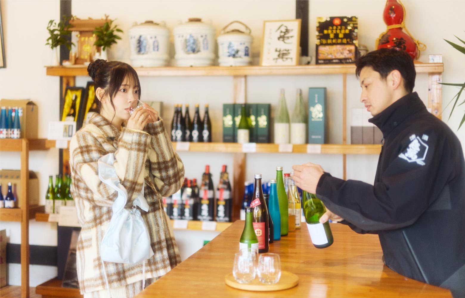 一口ずつ味わいながら、丁寧に感想を伝える堀さん。「にごり酒はバニラアイスにかけてみたい」