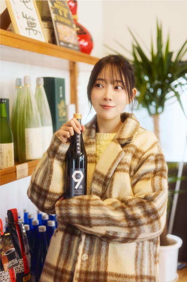 堀さんは「辛口好きのお母さんに」と辛口純米酒PLUS 9やオリジナルのグラスを購入